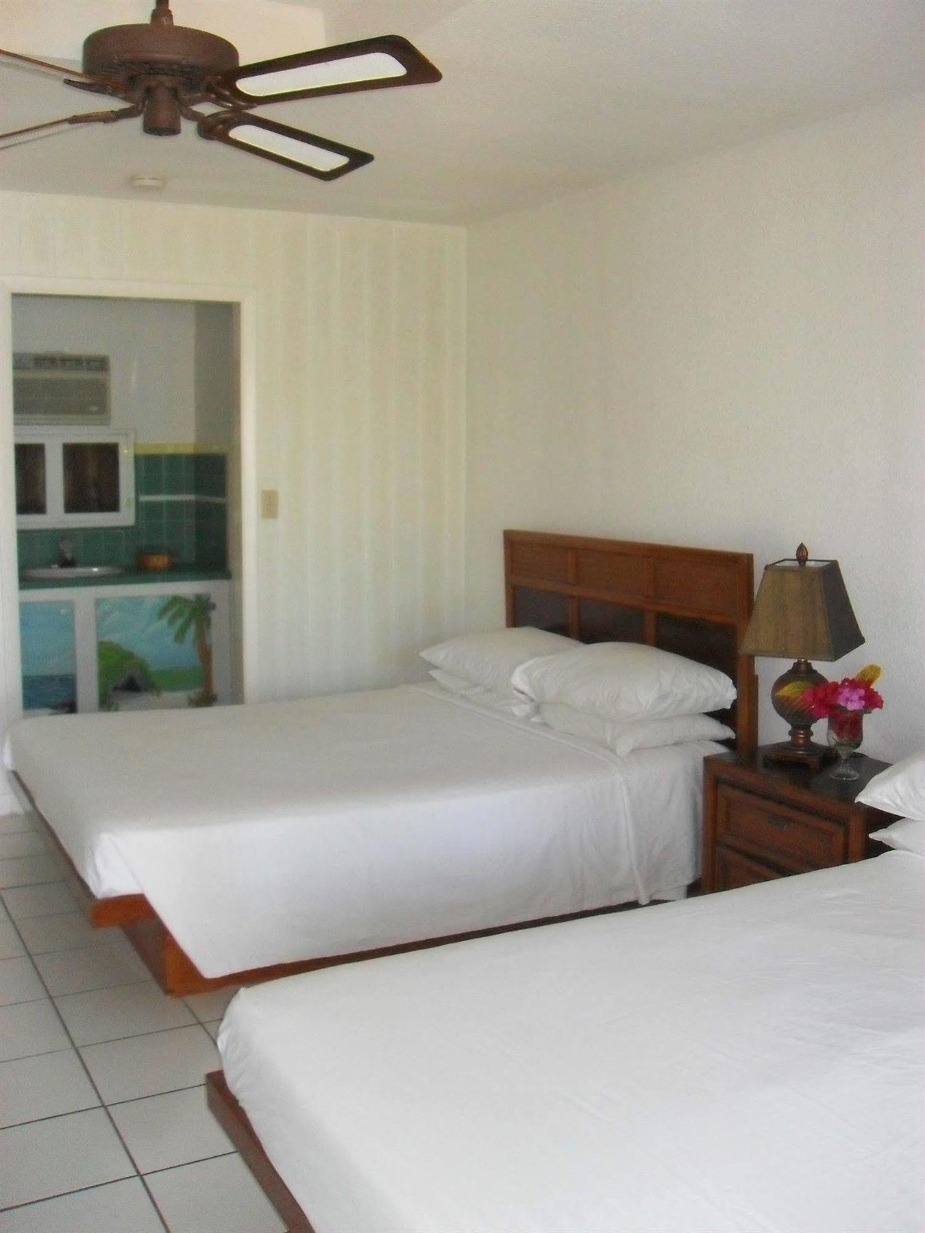 Pelican Beach Hotel Whitby Extérieur photo
