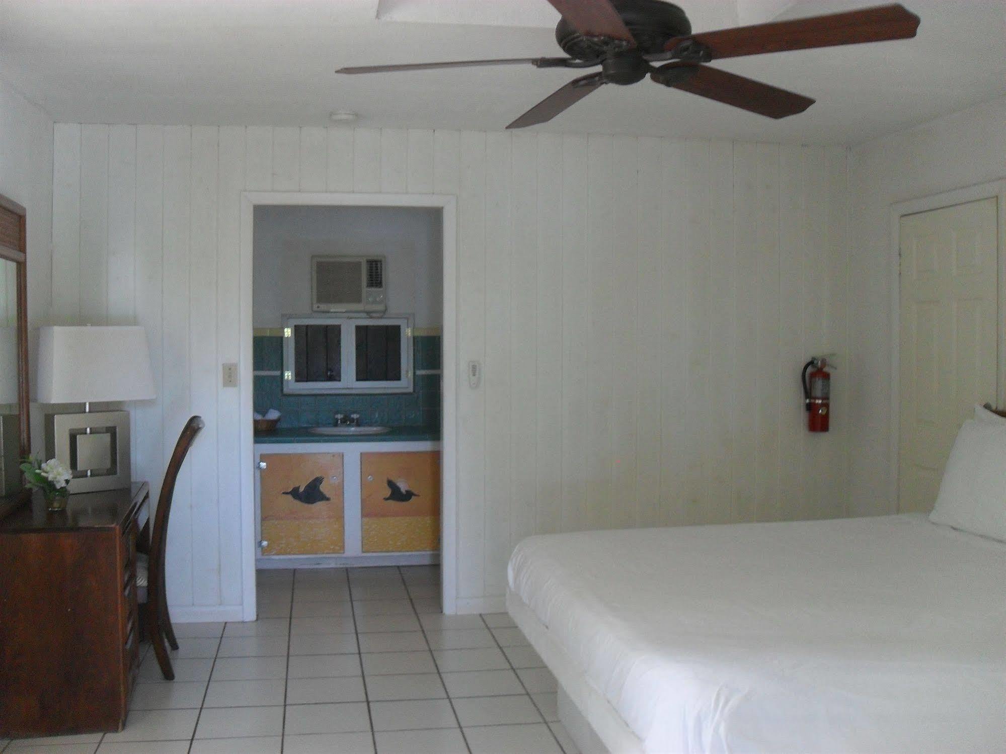 Pelican Beach Hotel Whitby Extérieur photo