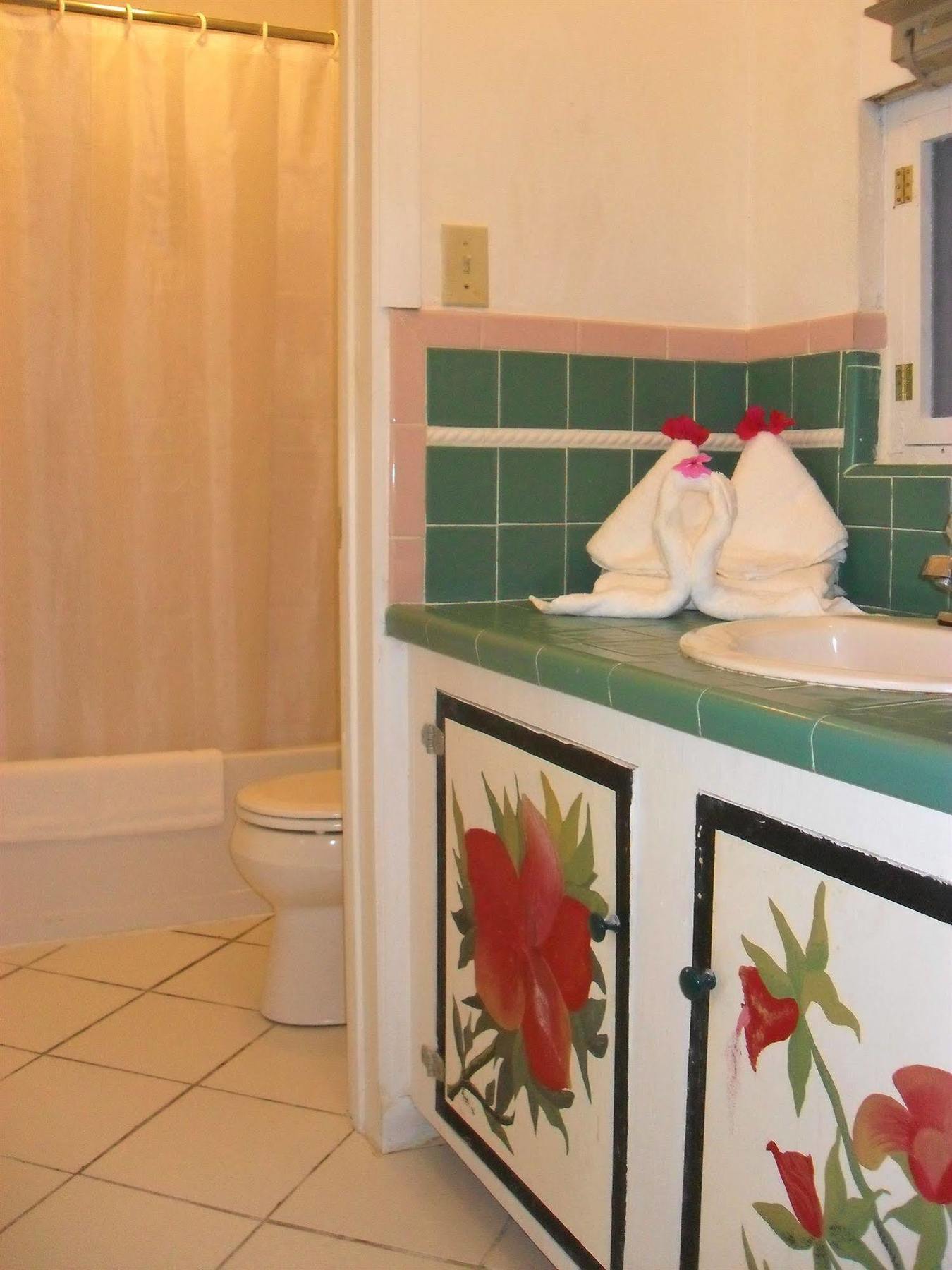 Pelican Beach Hotel Whitby Extérieur photo